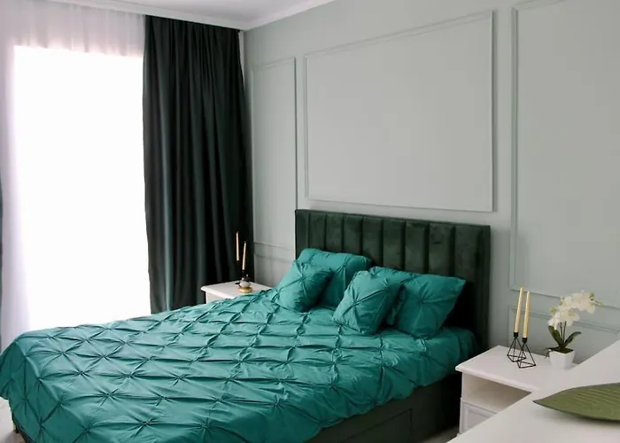 Luxe Central Apt: Free Parking