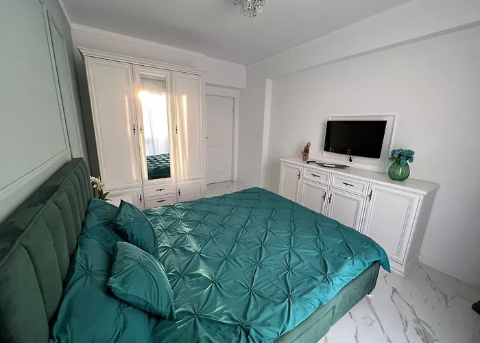 Luxe Central Apt: Free Parking