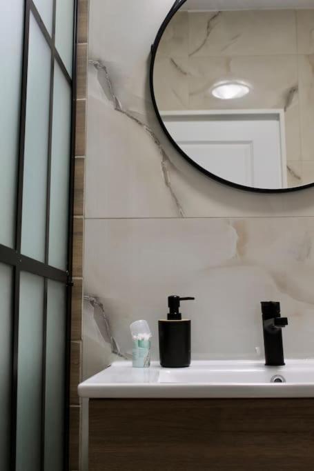 Apartment Luxe Apt: Free Parking Oradea