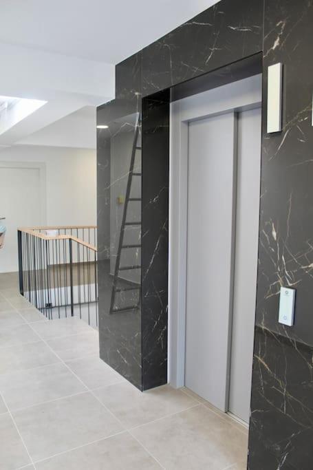 Luxe Apt: Free Parking Apartment